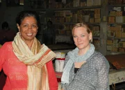 SF unterwegs - Rajasthan Textildesignerin Raj Kanwa mit Moderatorin Andrea Jansen