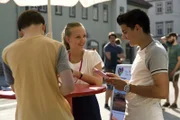 Constanze (Henrieke Fritz, Mitte) strengt sich mit Orkan (Flavius Budean, re.) und Jonny (Paul Hartmann, li.) besonders an, um zu verhindern, dass Dominik nach Afrika geht.