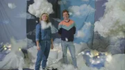Zusammen mit Künstlerin Anna findet Tobi raus, wie man sich ein Wolkenparadies bastelt.