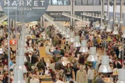 Der alte Mercado da Ribeira in Lissabon bietet seit kurzem auch ein großes gastronomisches Angebot.