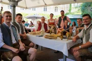 Servus Muiskantenstammtisch Moderatoren Conny Bürgler, Richard Deutinger mit der Köllakuchlmusi im Schlosswirt Waidhofen.