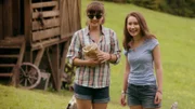 Mia (Margot Nuccetelli, r.)  und Sara (Lucia Luna, l.)  beobachten Carla, die Krähe, beim Nüsse suchen.