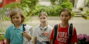 Eileens Bruder Lenni (William Vonnemann, links) will von Zuhause abhauen. Mia (Mia Mercene, rechts) und Eileen (Julia Kovacs, Mitte) wollen ihn nicht alleine gehen lassen und begleiten ihn.