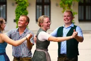 Tänzer tanzen beim Servus Musikantenstammtisch