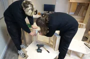 Nachtzugabteil-Designer Hendrik Lucka (hinten) und Mathematiker Anton Dubrau bauen am Prototyp (aus Holz) ihrer konstruierten Nachtzugkabine.