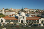 Zwischen dem Hafen und dem Bahnhof liegt - im Herzen der Stadt - der wichtigste Markt der portugiesischen Hauptstadt: der Mercado da Ribeira.
