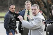 Kress (Rudolf Kowalski, re.) ist entsetzt, als er die Gangster erkennt. Aus Angst um seine Tochter liefert er Semir (Erdogan Atalay, li.) und Regine (Manuela Wisbeck) an Aigner aus.