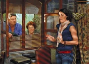Schöni Uussichte Ernstfall auf Mallorca - Sitcom Staffel 2, Episode 9 Nelly und Hugo sind neugierig, wie Sophie und Carlos den Sturm überstanden haben: «Habt ihr zusammen... Hier...?» - Fred Strittmatter als Hugo Traber, Pia Hänggi als Nelly Traber, Martina Schütze als Sophie Müller