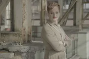 Militärhistorikerin Lynette Nusbacher erkundet eine Mühle in Mansfield, Vereinigtes Königreich.