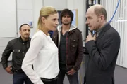 Ben (Tom Beck, v.re.) und Semir (Erdogan Atalay, li.) ermitteln in einem Mord an einem High-Tech Waffenentwickler. Eine Spur führt auch zu Victor Hagen (Götz Hagen), wo die beiden Cops auch Bekanntschaft mit dessen attraktiver Assistentin Laura (Sanna Englund) machen.
