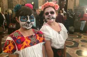 Frida und Hanna feiern das größte Fest Mexikos: Das Totenfest - Día de los Muertos. Dazu backen sie leckeres Totenbrot, schminken sich und tragen wunderschöne Kleider! Auf zur Party!