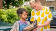 Amy und Nika (Lavinia Burat) versuchen herauszufinden, ob sie hier den Katalysator von Lars Auto in Händen halten.