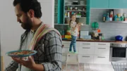 Klara (Paulina Pizarro Swartling) mag das Essen nicht, das Papa (Bashkim Neziraj) kocht.