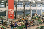 Auf dem Mercado da Ribeira in Lissabon werden die frischesten Lebensmittel und einige der aufregendsten kulinarischen Genüsse aus der Region angeboten.