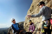 Riglos ist eines der wichtigen Kletterreviere in Spanien. Ursi (li.), David (re.) und Alberto (Mi.) sind Großvater, Vater und Sohn einer Kletterfamilie.