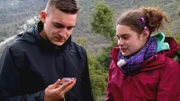 Wo geht es lang, we kennt die Richtung? Jannis und Meli diskutieren.