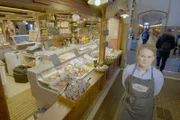 Anna Härö ist eine der jüngsten Händlerinnen in der alten Markthalle in Helsinki und bekannt für ihren Stand mit frischem Rentierfleisch.