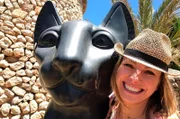 Moderatorin Andrea Grießmann besucht auf Mallorca das Museum Sa Bassa Blanca bei Alcúdia.