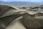 Südtibet: Eines der zahlreichen Sandbecken entlang des Yarlung Tsangpo, dem Oberlauf des Brahmaputra. Er transportiert mehr Sediment als jeder andere Fluss unseres Planeten. Südtibet: Eines der zahlreichen Sandbecken entlang des Yarlung Tsangpo, dem Oberlauf des Brahmaputra. Er transportiert mehr Sediment als jeder andere Fluss unseres Planeten.