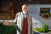 Sepp Forcher vor dem Geburtshaus des Bischofs von Linz Franz Josef Rudigier.
