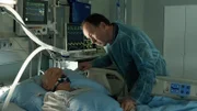 Joe Jessen (Ulrich Noethen, r.) besucht seinen Vater Conrad (Dietrich Hollinderbäumer, l.) im Krankenhaus.