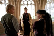 Felix (Jacub Gierszal) und Prinzessin Isabelle (Saskia Rosendahl) sollen sich das Jawort beim Priester (Bernd Stegemann) geben.