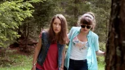 Mia (Margot Nuccetelli, l.) und Sara (Lucia Luna, r.) hören verdächtige Geräusche im Wald und entdecken Fabio, der sich vor ihnen versteckt hat.