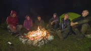 Schlammig, völlig durchnässt, aber happy! Das Team ist froh über die geglückte Mission.