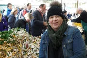 Renate Zollner gibt an ihrem Stand auf dem Münchner Viktualienmarkt gerne ihr Wissen über Pilze weiter.