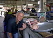 Moderator Roland Luder auf dem Markt