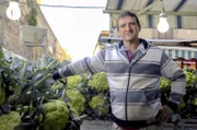 Antonino Gnoffo verkauft frischen Kohl auf dem Ballarò Markt in Palermo.