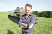 Der Hisotriker Guy Walters steht auf einem T34-Panzer in Salisbury, Vereinigtes Königreich.
