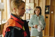 Marie (Christine Eixenberger, l.) versucht vergeblich, die Bürgermeisterin (Bettina Redlich, r.) zu überzeugen, dass das Hochwasser lebensgefährlich für ihre Gemeinde werden kann.