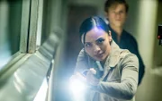 Desi Nguyen (Levy Tran, l.); Angus MacGyver (Lucas Till, r.)