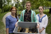 Hedda (Juliette Hartig, li.) und Miriam (Jelena Herrmann, re.) sorgen sich um Tobias (Stefan Wiegand, mitte) der die Schule schwänzt, um im Tiergehege zu arbeiten.