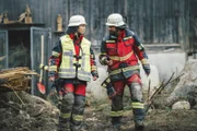 Marie (Christine Eixenberger) und ihr Kollege Peter (Stephan Luca) sind ein tolles Team bei den Rettungsaktionen im Hochwassergebiet.