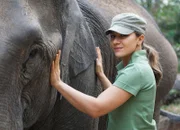 SF unterwegs - Thailand Moderatorin Wasiliki Goutziomitros im Elefantencamp Elephant Special Tours