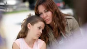 Endlich Frühling Tröstende Umarmung: Lena Meyer als Christina Feichtmayr, Simone Thomalla als Katja Baumann