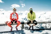 Alpinist Stephan Keck und Ex-Radprofi Gerrit Glomser (in rot) auf der Großglockner-Hochalpenstraße im Zuge der Dreharbeiten