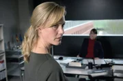 Katharina Prinz (Anna Schudt, li.) weiß nicht, wem sie noch trauen kann. In ihrer eigenen Abteilung gibt es jemanden, der gegen sie arbeitet. Und selbst Staatssekretärin Beinholdt (Jele Brückner, re.) scheint sie nicht uneingeschränkt zu unterstützen.