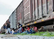 Panamericana Von Alaska nach Feuerland mit Reto Brennwald Folge 4 Acayucan, Mexiko: Illegale Migranten aus Zentralamerika bei einem Güterzug mit Ziel USA