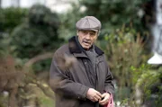 Youcef Benmedi (Mohamed Djouhri) auf dem Friedhof am Grab seiner verstorbenen Frau Pauline.