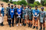 Sidonia Gabriel mit dem von der Schweiz finanzierten Entminungsteam in Muhamalai im Norden von Sri Lanka