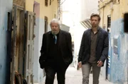 Ralf Eley (Ken Duken, re.) trifft Claude Rigal (Bernard Verley, li.) in den Straßen von Algier. Er arbeitet mit Peter Richter zusammen.