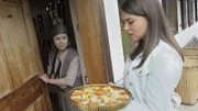 Maria Sindelfinger (Cornelia Froboess, l.) weist ihre neue Nachbarin Yasmin (Ava Celik, r.) brüsk ab, als diese zum Einstand ein Geschenk überbringen will.
