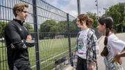 Leo und Jasina weihen Kay (Connor Krause) in ihren Plan ein.