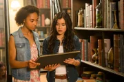 Ruksy (Rainbow Wedell, links) und Kyra (Kimie Tsukakoshi, rechts) haben in der Bibliothek der Magie das Märchenbuch entdeckt, in dem Peter gefangen ist.