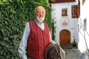 Sepp Forcher vor dem Heimatmuseum Schruns.