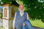 Sepp Forcher vor dem Bildstock Gundersheim.