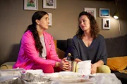 Josi (Chryssanthi Kavazi, l.) und Marie (Tinka Fürst, r.) teilen einen ehrlichen Moment: Zwischen leergefutterten Verpackungen und offenen Worten geht es um Entscheidungen und große Gefühle.